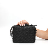 Miss bag media, borsa a tracolla in pelle intrecciata nera, prodotta e venduta da Pianigiani handmade leather bags.